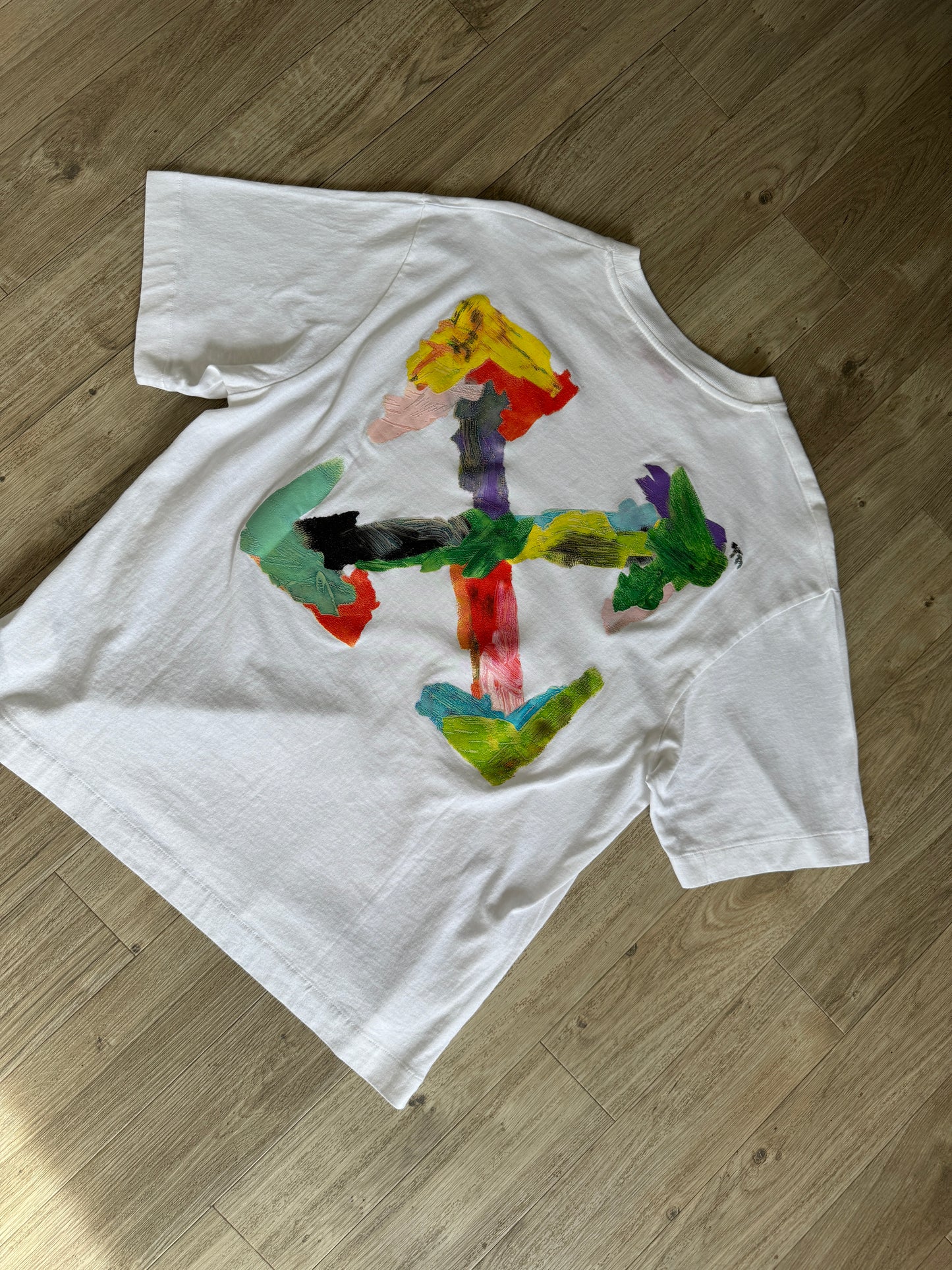 OFF WHITE BRUSH ARROW PRINT T-SHIRT IN WHITE